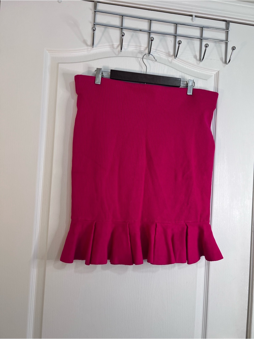 Express hot pink features ribbed knit texture and a flared ruffle skirt size L - Picture 2 of 9